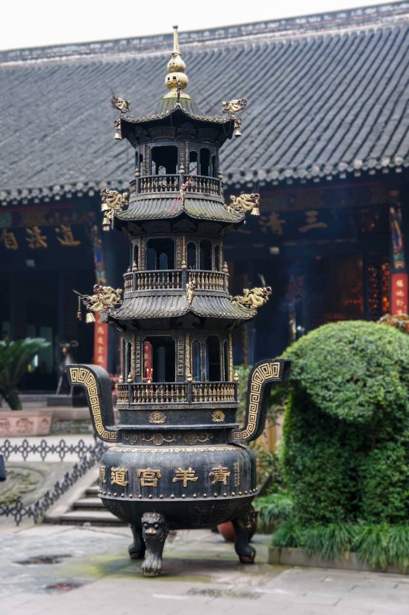 Temple worship in Chengdu, Sichuan, China image - Free 