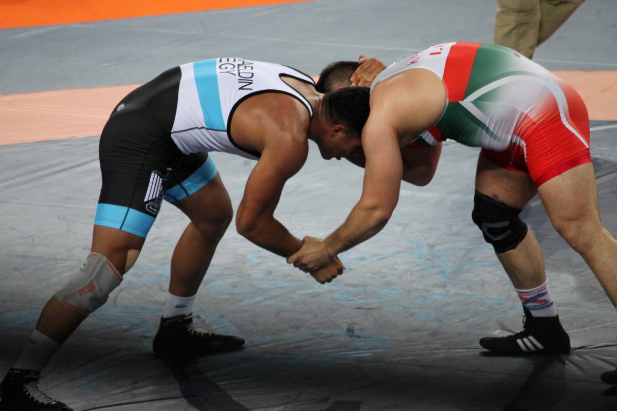 People wrestling in a match image - Freephoto 