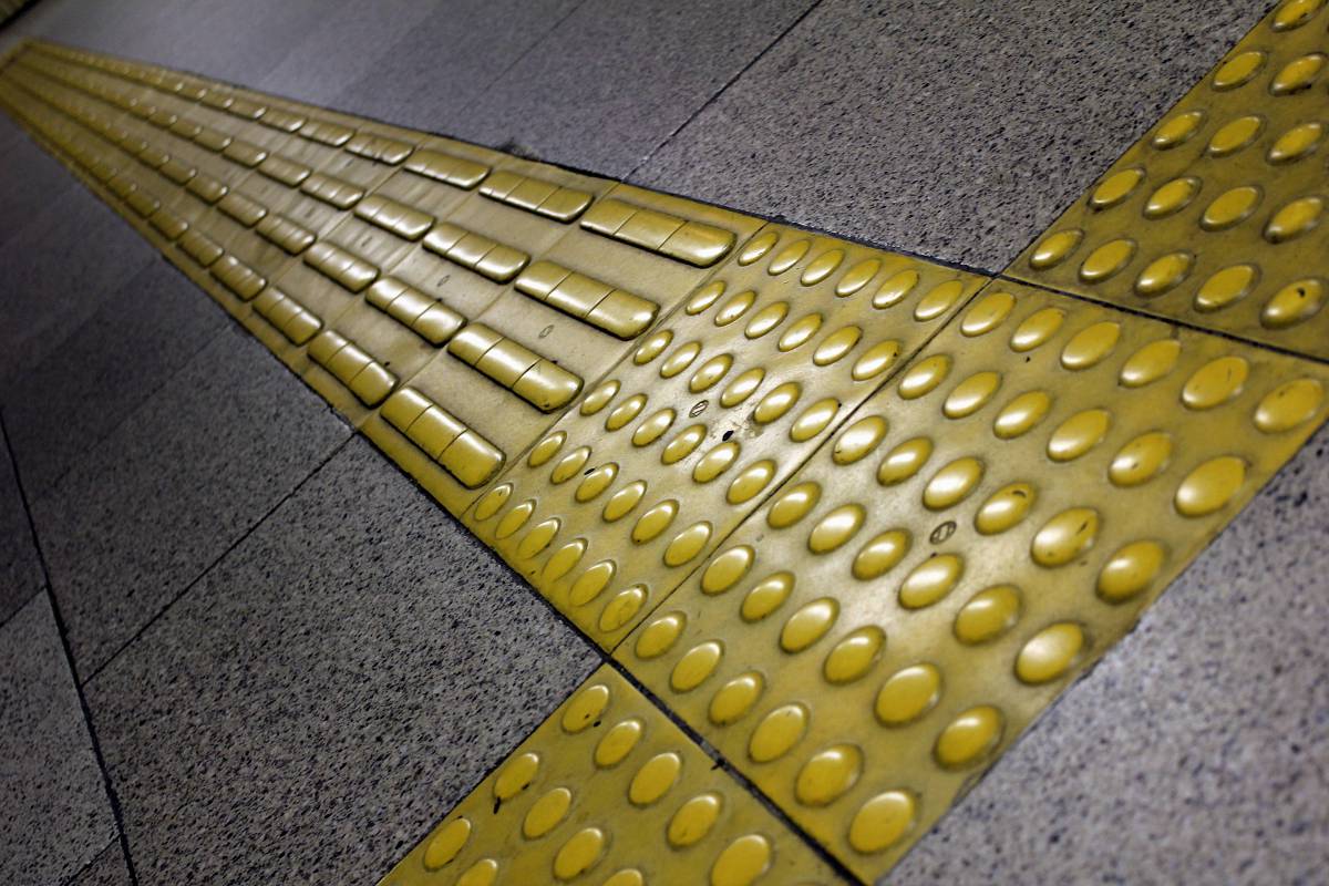   wing  floor  city  subway  metro 