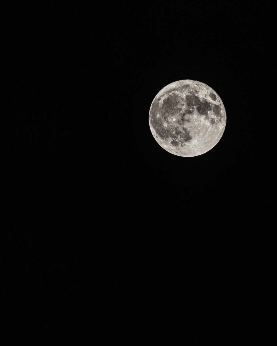 winnipeg full moon in the sky mb