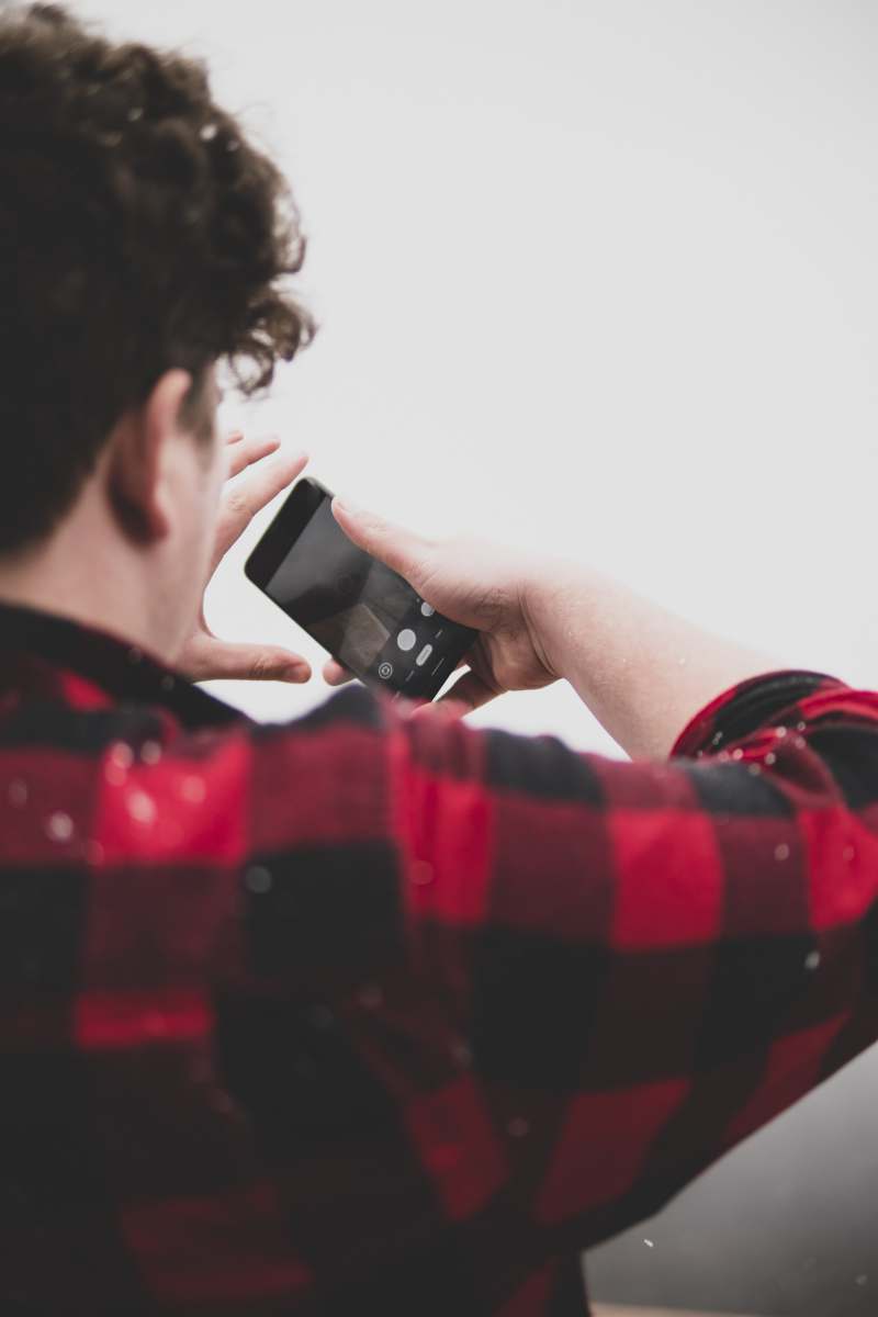 usa man in red and white checked shirt holding black smartphone mingus hang glider launch specialized sport site (recgovnpsdata)
