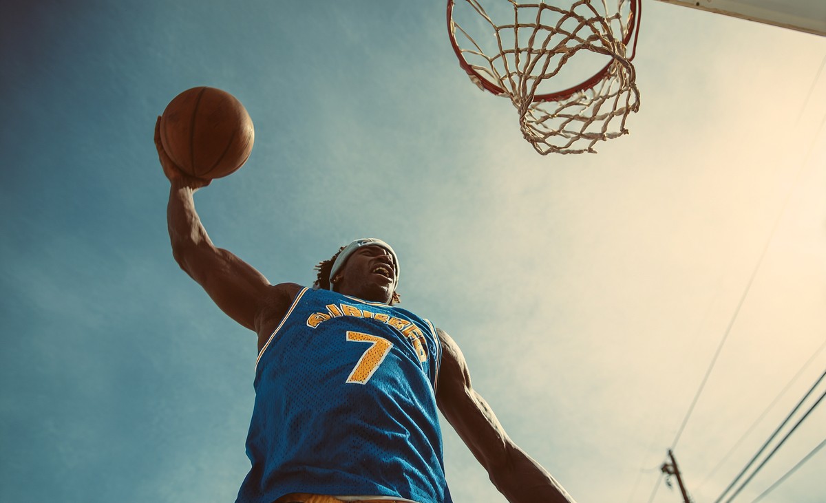basketball player dunking the ball wearing blu d5baffdb 8f8d 4c97