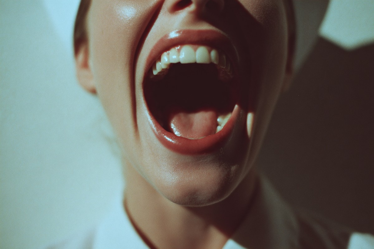 close nurse laughing with mouth wide open a2034a2a 0600 4595