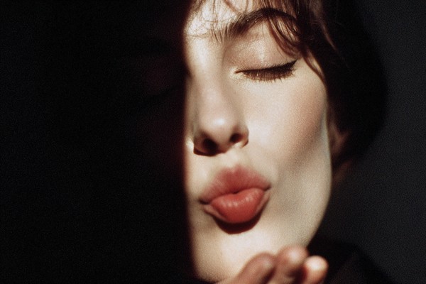 close person blowing kiss harsh flash be762dd3 9f32 48b8 a0cd