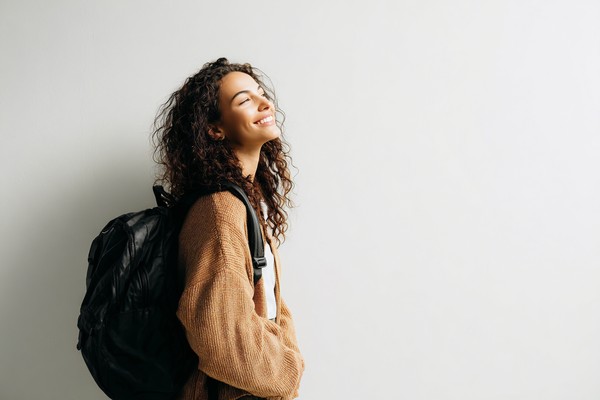 young smiling woman casual with backpack 5ec2e15e c46d 4fb0 8ce9