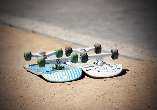   white  sport  guitar  skate  green  color 
