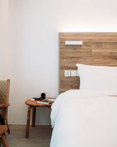  white bed pillow and white blanket on bed 