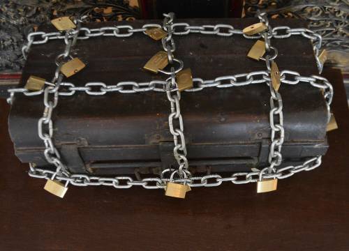   leather  chain  trunk  steel  metal 