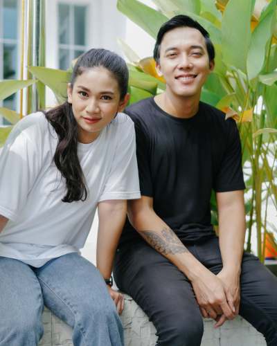 person woman in white crew neck t-shirt and blue denim jeans sitting on brown wooden bench people