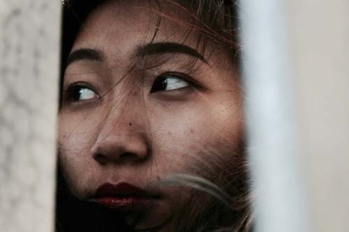  shallow focus of woman 