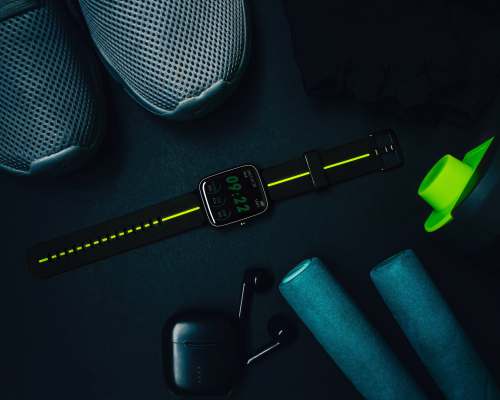  black apple watch with black strap 
